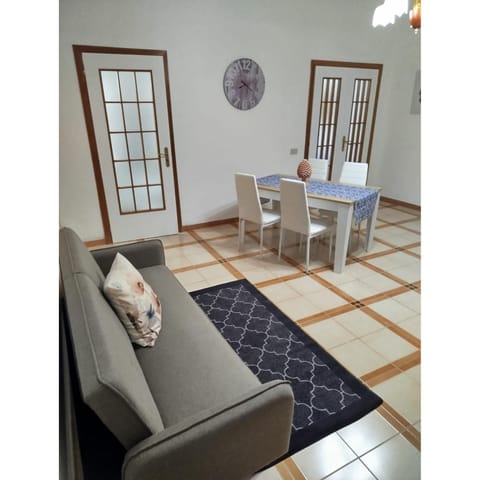 Restaurant/places to eat, Living room, Seating area, Dining area, Breakfast