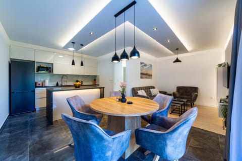 Kitchen or kitchenette, Living room, Seating area, Dining area, minibar, pet friendly, stove