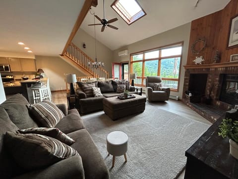 TV and multimedia, Living room, Seating area, fireplace