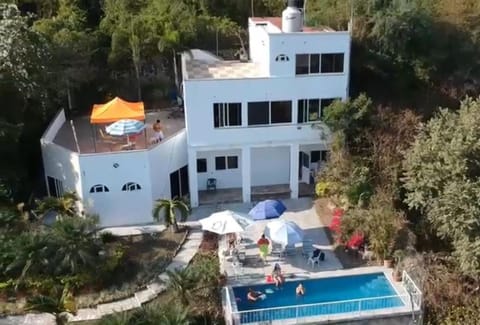 Casa rústica en zona dorada Cerca zona hoteles restaurantes y tiendas Casa privada con Muchas habitaciones House in Tequesquitengo