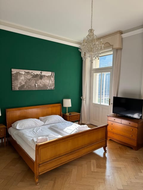 Bed, TV and multimedia, Photo of the whole room, Bedroom