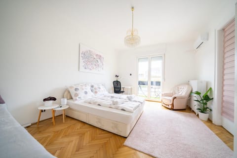 Bed, Living room, Photo of the whole room, Bedroom