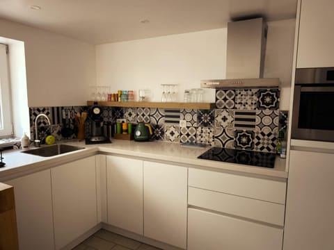 Coffee/tea facilities, Kitchen or kitchenette, dishwasher, stove