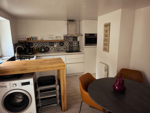 Dining area, dishwasher, oven, stove, toaster