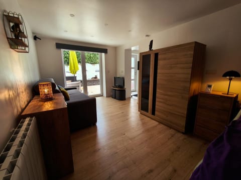 TV and multimedia, Living room, Seating area, wardrobe