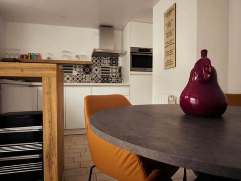 Kitchen or kitchenette, Dining area