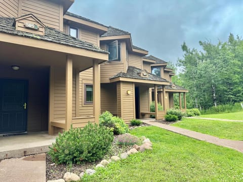 Lutsen Executive Townhome Ski in out Full Resort Amenities House in Lutsen