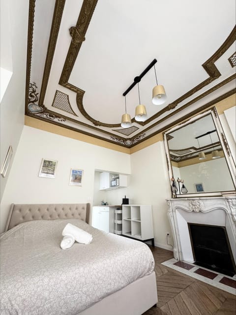 Bed, Living room