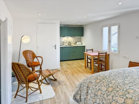 Bed, Kitchen or kitchenette, Living room, Seating area, Dining area, Bedroom
