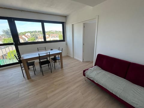 Apartment 8 min Orly, 2 min RER, bus direct Orly Apartment in Île-de-France