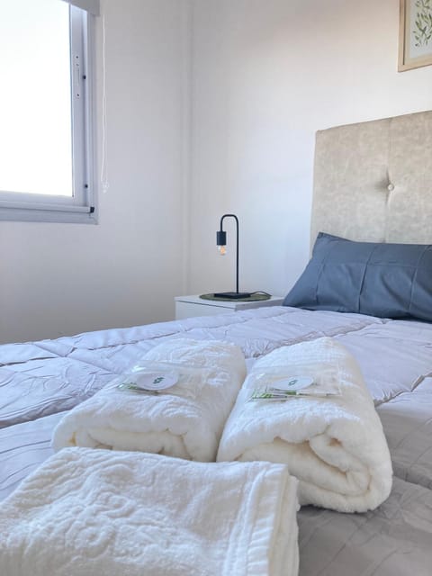 Bed, Bedroom, towels