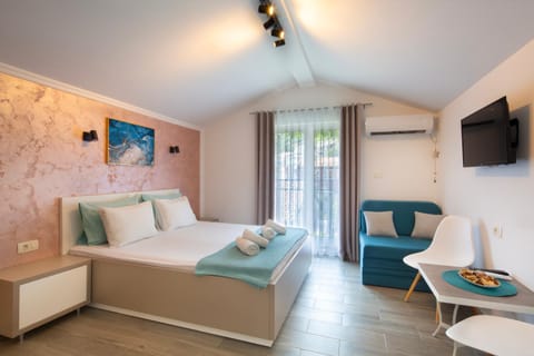 Bed, TV and multimedia, Photo of the whole room, Seating area, air conditioner