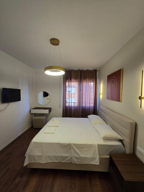 Bed, TV and multimedia, Photo of the whole room, Bedroom