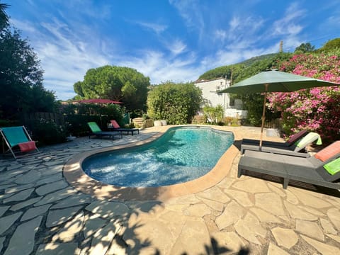 Patio, Garden, Swimming pool, sunbed