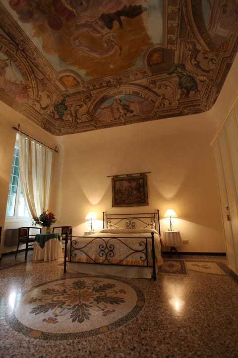 Photo of the whole room, Decorative detail