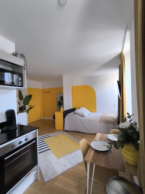Bed, TV and multimedia, oven