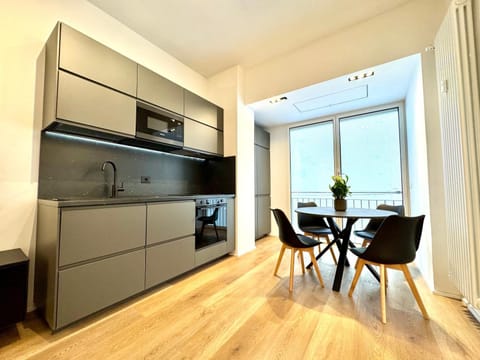 Kitchen or kitchenette, Living room, Seating area, Dining area, oven