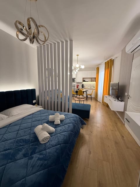 Bed, TV and multimedia, Living room, Photo of the whole room, Seating area, Bedroom, wardrobe