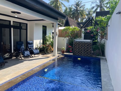 Property building, Swimming pool, sunbed