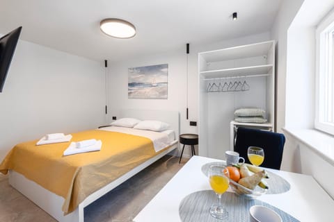 Bed, TV and multimedia, Photo of the whole room, Bedroom, towels