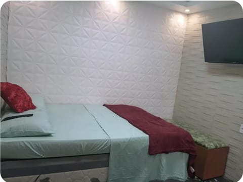 Bed, TV and multimedia, Photo of the whole room, Bedroom