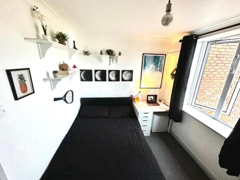 Double Room in a Cozy shared apartment, Custom House Harbour Apartments Bed and Breakfast in Dublin