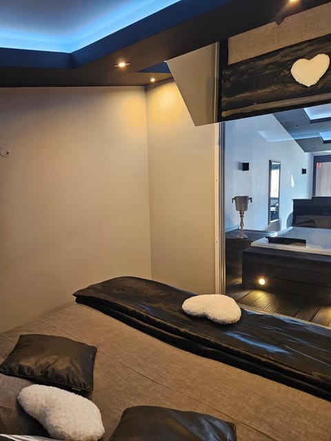 Love Room Le Jardin D'Éden Apartment in Chambery