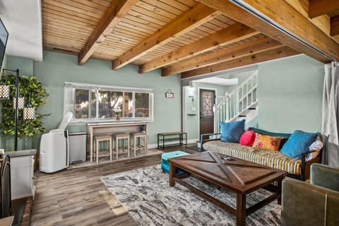 TV and multimedia, Living room, Seating area, Entertainment