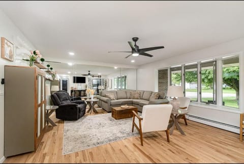 Communal lounge/ TV room, TV and multimedia, Living room, Seating area