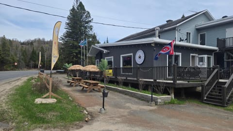 Property building, Restaurant/places to eat