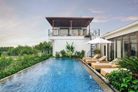 Property building, Day, Pool view, Swimming pool, Swimming pool, sunbed