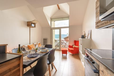 Living room, Dining area, stove