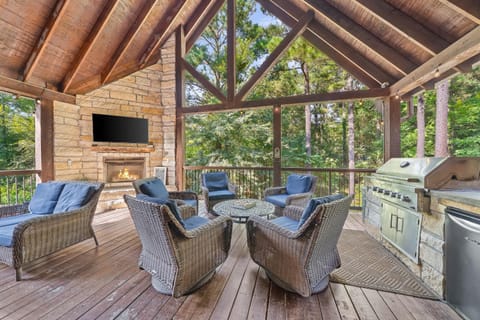 New 6BR Spa-Firepit-Pool Table-Arcade-Mini Golf House in Broken Bow