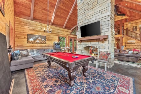 New 6BR Spa-Firepit-Pool Table-Arcade-Mini Golf House in Broken Bow