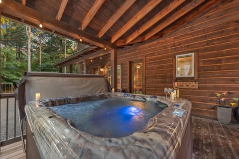 New 6BR Spa-Firepit-Pool Table-Arcade-Mini Golf House in Broken Bow