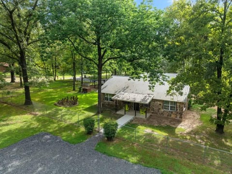 Casino Close Hot Tub-Firepit-BBQ 2-acres Sleeps 6 House in Broken Bow