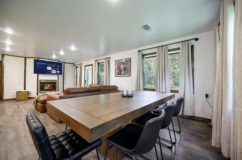 Casino Close Hot Tub-Firepit-BBQ 2-acres Sleeps 6 House in Broken Bow