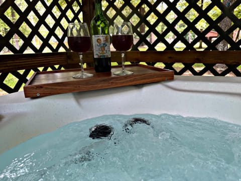 Casino Close Hot Tub-Firepit-BBQ 2-acres Sleeps 6 House in Broken Bow