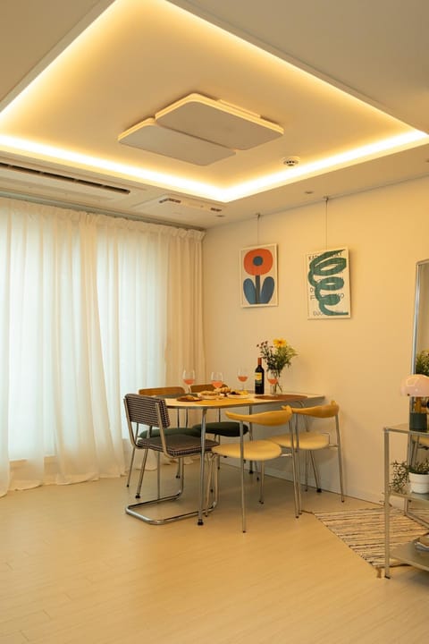 Living room, Seating area, Dining area