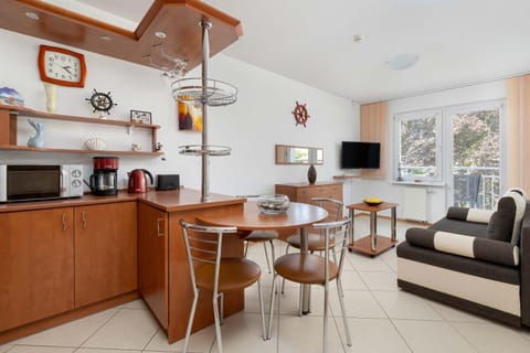 TV and multimedia, Kitchen or kitchenette, Living room, Seating area, Dining area