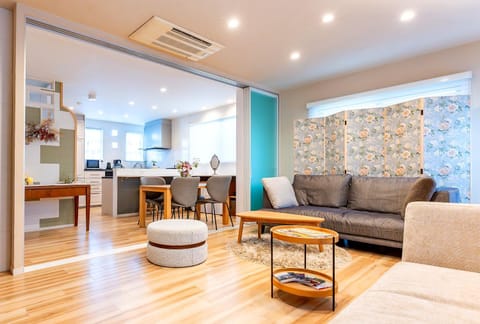 Kitchen or kitchenette, Living room, Seating area, Dining area