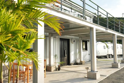 Property building, Day, Balcony/Terrace