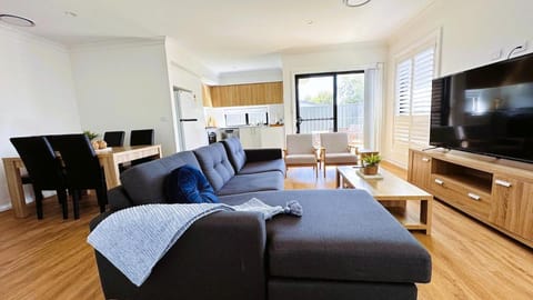TV and multimedia, Kitchen or kitchenette, Living room, Seating area, Dining area