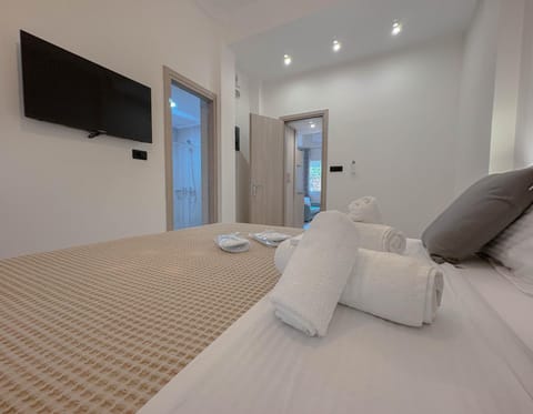 Bed, TV and multimedia, Photo of the whole room, Bedroom, towels