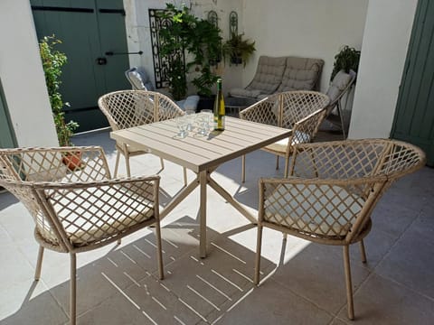 Patio, Day, Seating area, Dining area