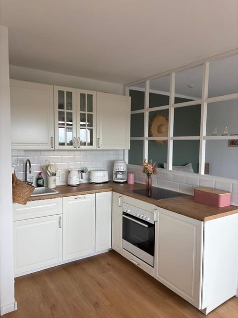 Kitchen or kitchenette, dishwasher, toaster
