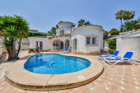 Property building, Swimming pool, sunbed