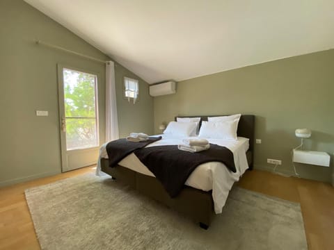 Bedroom, towels, air conditioner