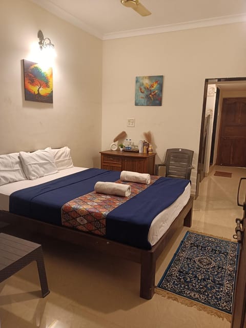 Bed, Living room, Photo of the whole room, Seating area, Bedroom