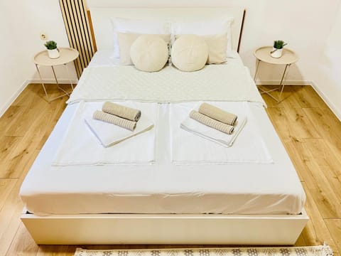 Bed, Photo of the whole room, Decorative detail, Bedroom, towels